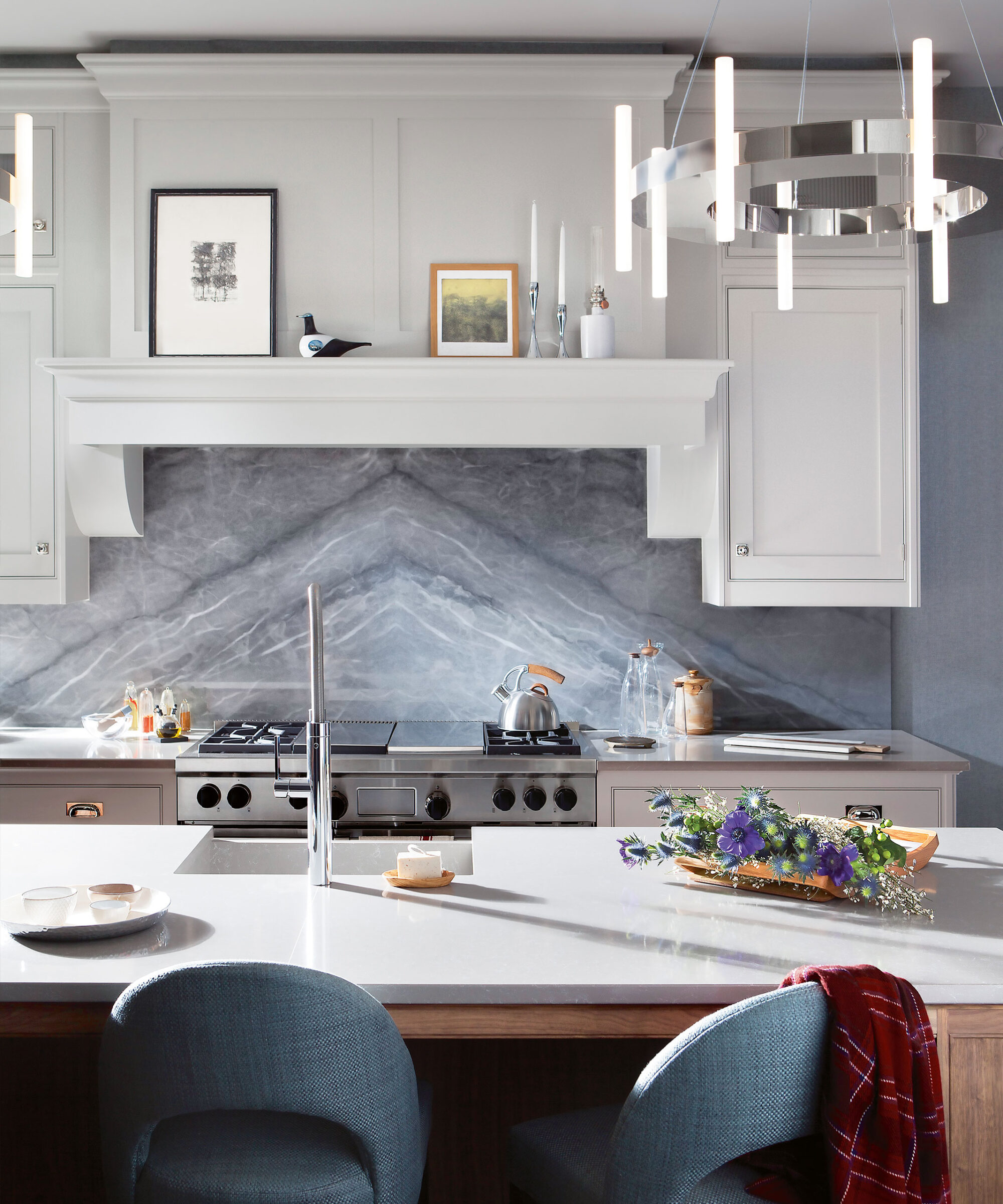 Smallbone Iconic handpainted kitchen in cream with grey bookmatched marble splash back