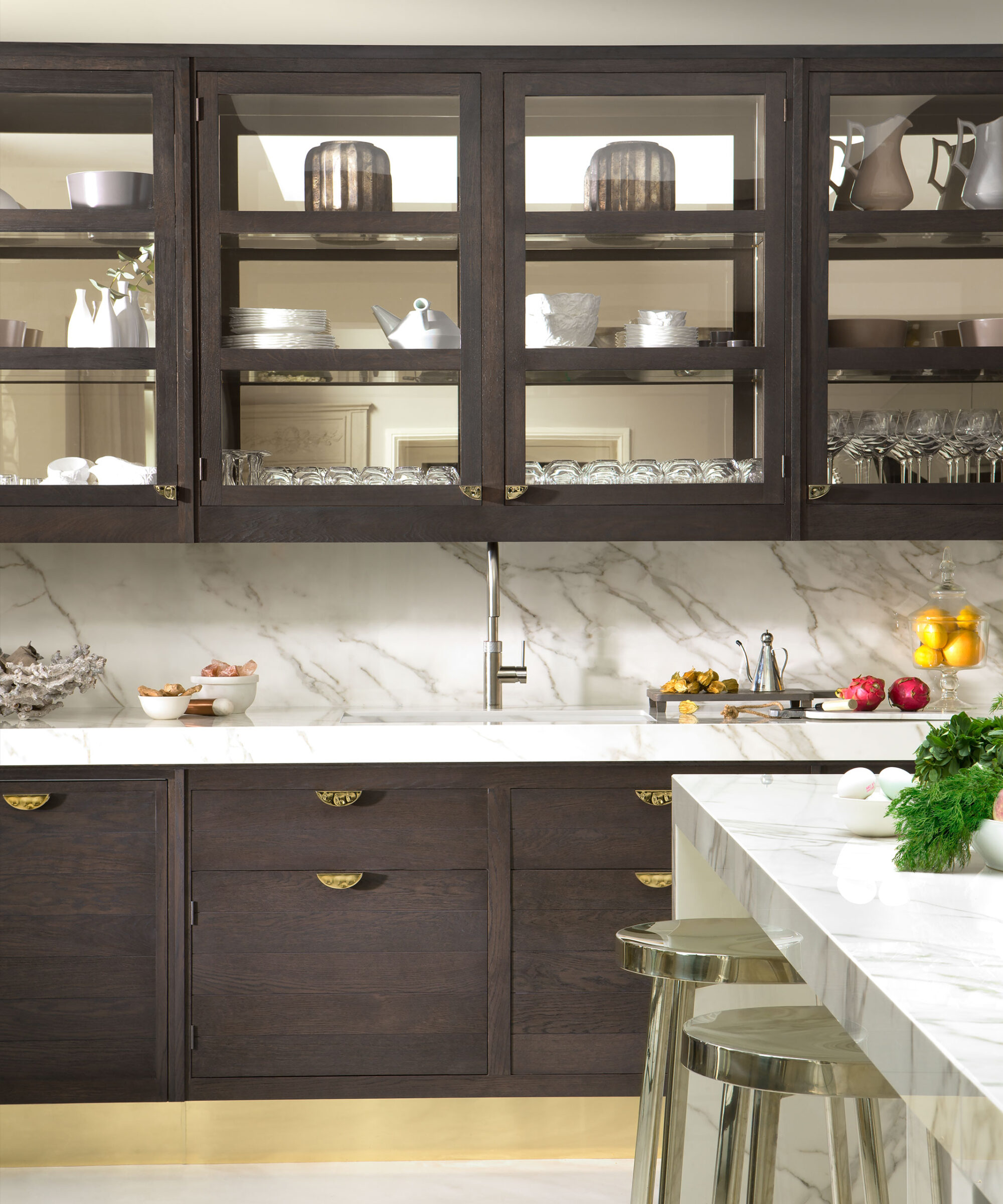 a Smallbone Naples kitchen with mirrored kick plates and champagne gold handles