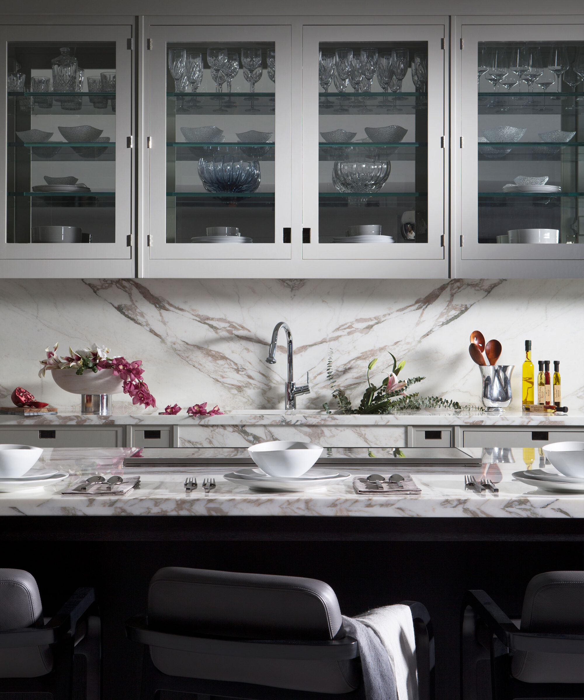 A Smallbone Macassar kitchen with handpainted cream cabinetry and book-matched marble splashbacks